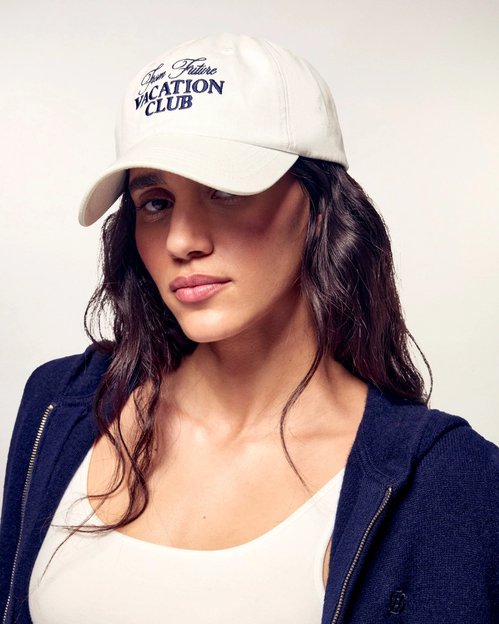 Cap with "Vacation Club" Embroidery (S26 / ACCESSOIRES / Ecru)