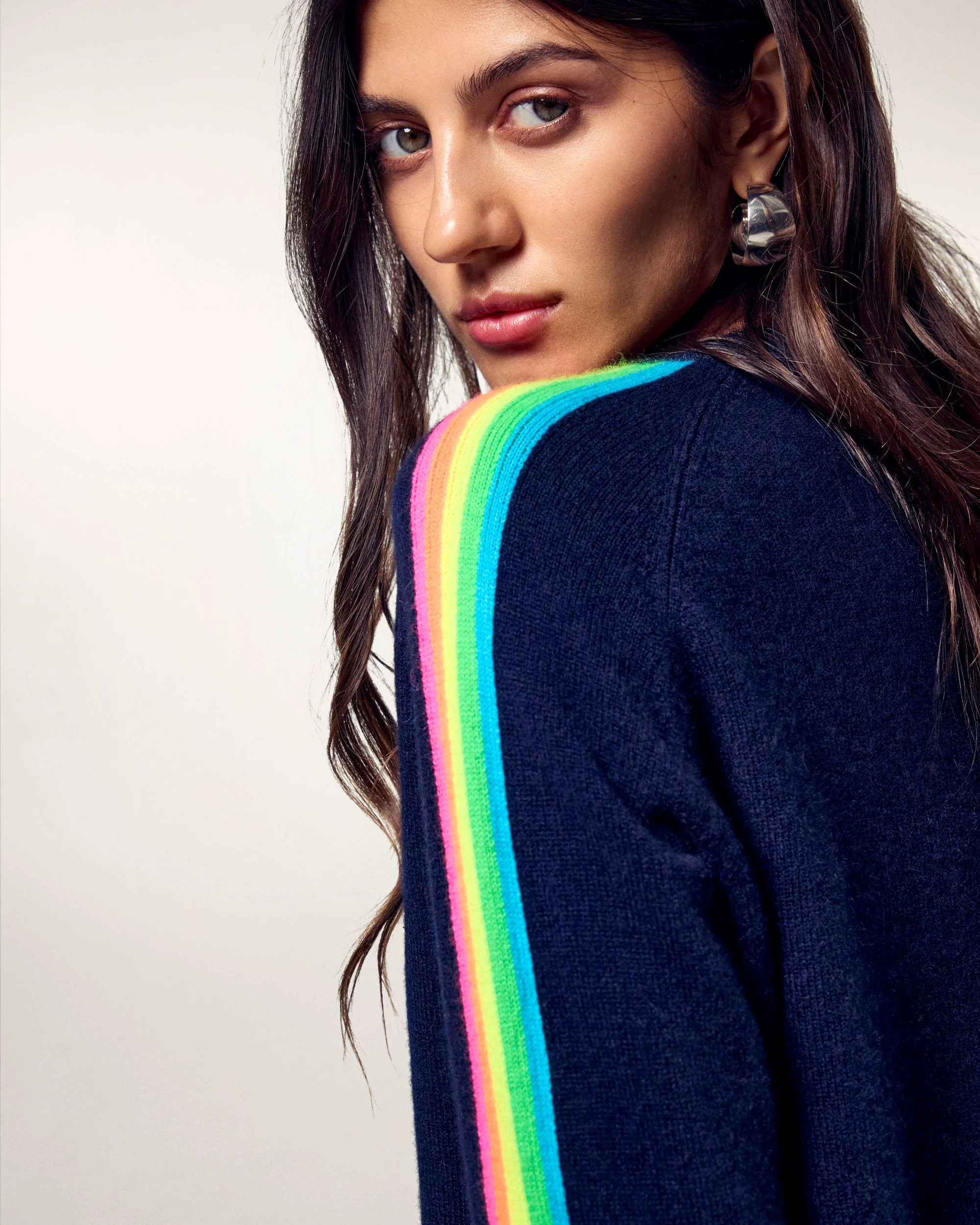 Crewneck Sweater with Multicolored Stripes on the Sleeves (S26 / WOMEN / Navy) - Image 2