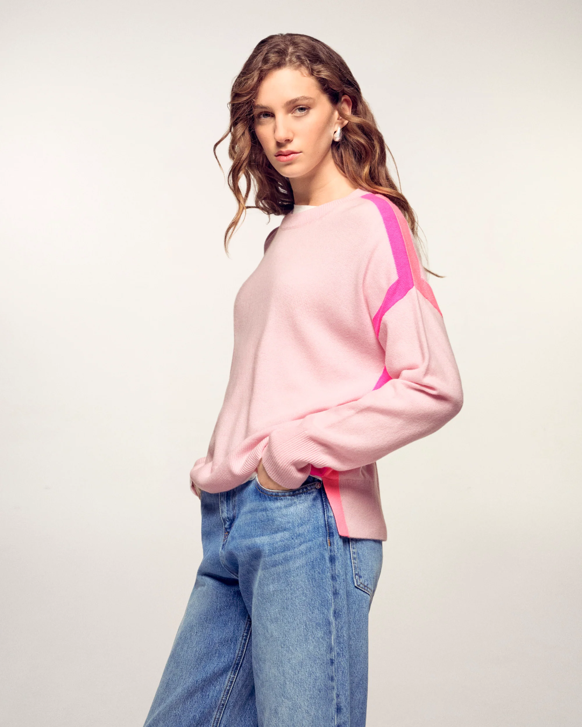 Oversize Crewneck Sweater with Contrasting Trim (S26 / FEMME / Sky Pink)