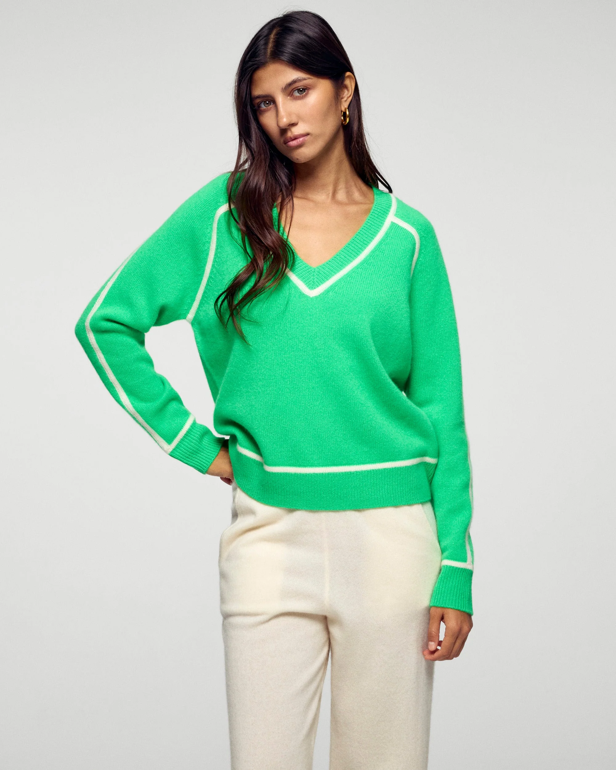V-Neck Sweater with Contrast Trims (H25 / FEMME / Cosmic Green)