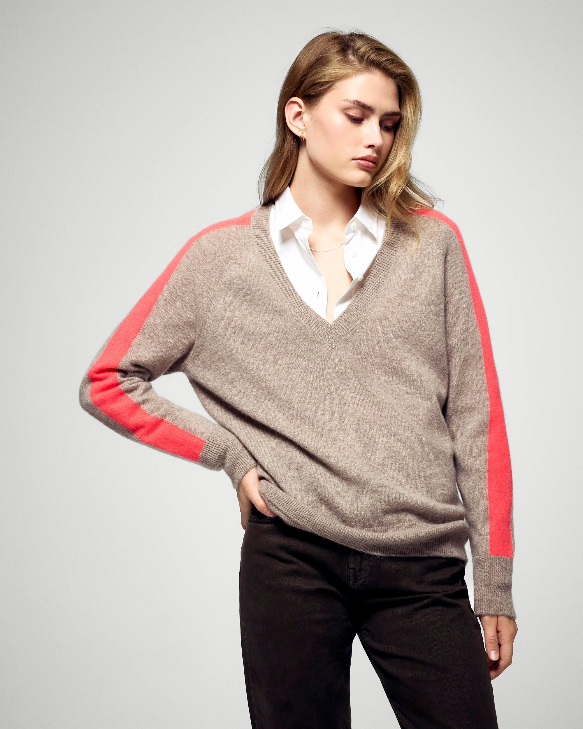 V-Neck Sweater (H25 / FEMME / Taupe)