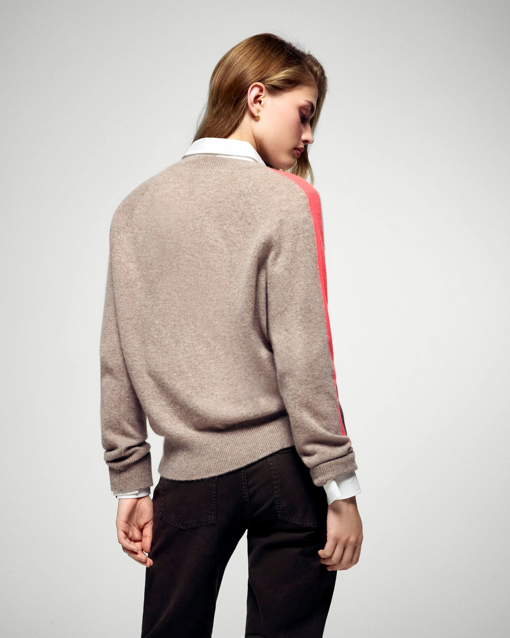 V-Neck Sweater (H25 / FEMME / Taupe) - Image 4