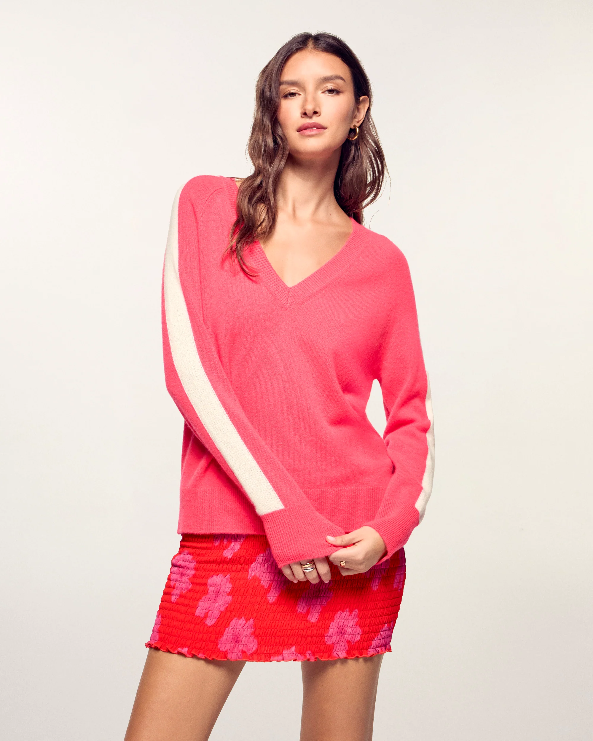 V-Neck Sweater (S26 / FEMME / Love Coral)