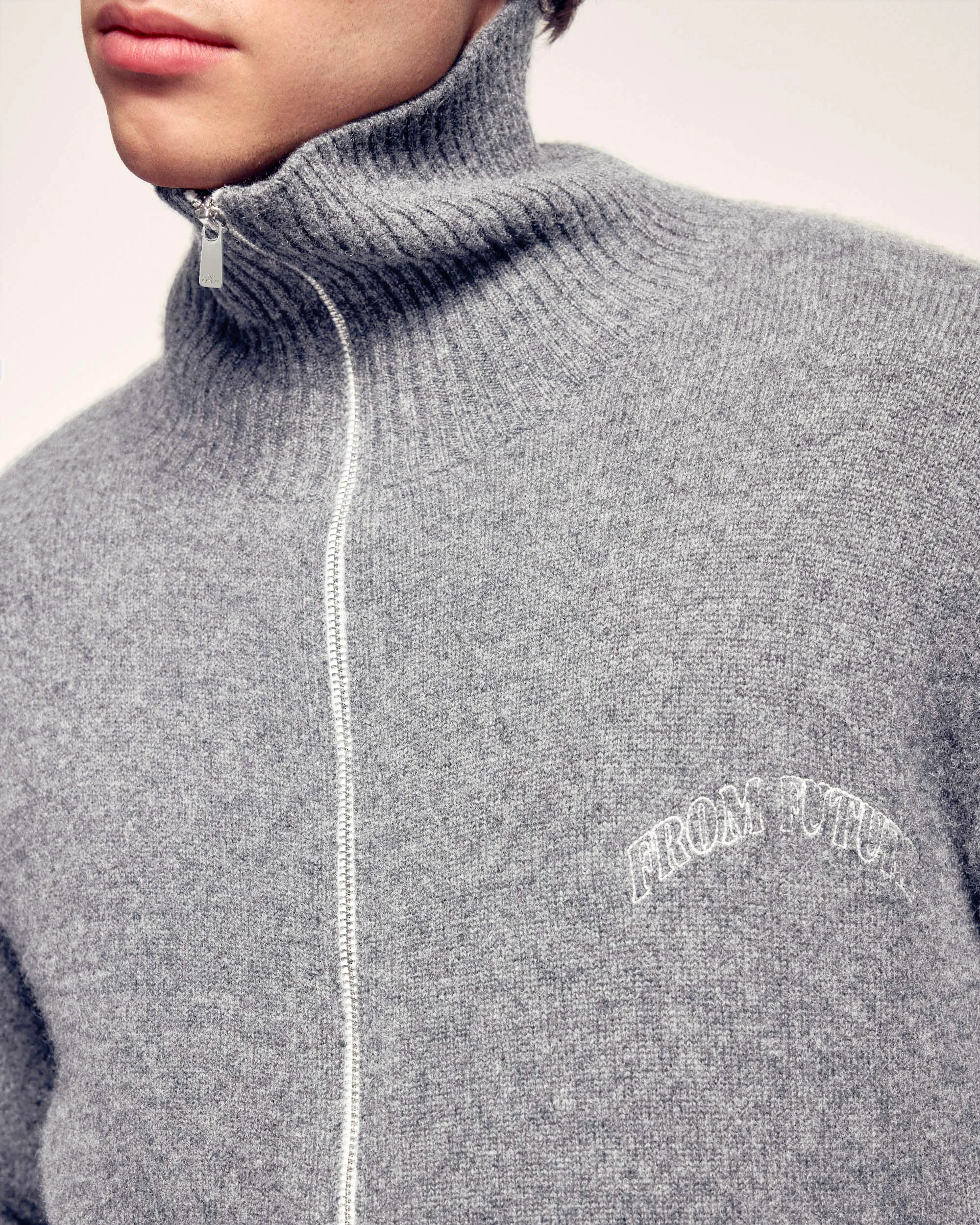 Mock Neck Cardigan "From Future" (S26/ HOMME/ Gris Chiné Foncé) - Image 2
